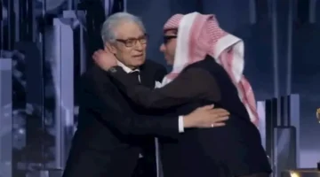 تركي آل الشيخ.. يقبل رأس فاروق حسني في حفل Joy Awards 2026